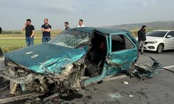 Afyon'da feci kaza: İki otomobil kafa kafaya çarpıştı... Yaralılar var!