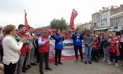 Foça'da bir grup belediye çalışanı maaş eylemi yaptı