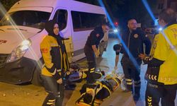 Eskişehir'de minibüse çarpan motosikletteki 2 kişi yaralandı