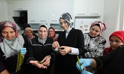 Afyonkarahisar Valisi Yiğitbaşı, kadınlarla coğrafi işaret tescilli "İlibada dolması" sardı