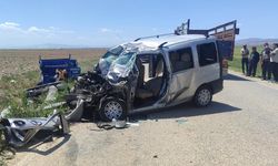Afyon'da feci kaza: Patpat ile hafif ticari aracın çarpıştığı kazada ölü ve yaralılar var!