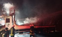 Afyon'da kamyon yangını: İtfaiyenin müdahalesi sürüyor...
