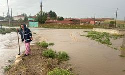 Afyon'da bu köyü aşırı yağış sonrası sel bastı: Sel suları yolları şelaleye çevirdi