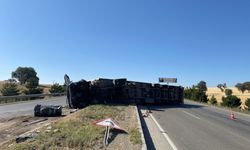 Afyon - Anıtkaya yolunda tır refüje devrildi! Sürücü yaralı...