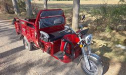 Afyon’da elektrikli motosiklet devrildi: ikisi çocuk 4 yaralı var