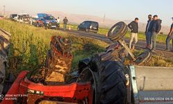 Afyon’da Feci Trafik Kazası: Traktör Üçe Bölündü, Yaralılar Var