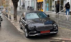 Afyonspor Başkanı Mevlüt Akkuş’un ilk işi aracına kırmızı plaka takıp kaldırıma park etmek oldu