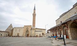 Eşrefoğlu Camisi dikkat çekiyor