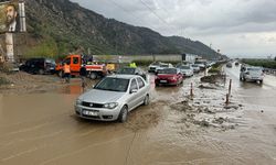 Aydın'da toprak kayması sonrası kara yoluna dökülen çamur ulaşımı aksattı