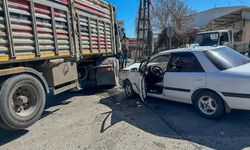 Uşak'ta meydana gelen trafik kazasında, tır ile çarpışan otomobilin sürücüsü yaralandı