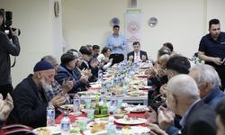 Huzurevi sakinleri iftarda