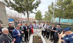 Şehit kabri başında dualarla anıldı