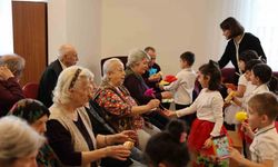 Yaşlılara Saygı Haftası'nda yaşam bakım merkezini ziyaret ettiler
