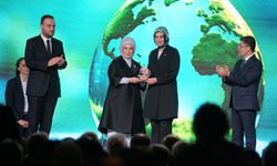 Emine Erdoğan’dan Afyon Valisi Yiğitbaşı’na özel plaket!