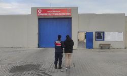Afyon’da evinde saklanıyordu: 12 yıl hapis cezası olan şahsı JASAT yakaladı!
