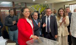 Burcu Köksal da ön seçim için kurulan sandığa gelerek oy kullandı