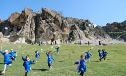 Afyon İhsaniye'de uçurtma şenliği: 50 öğrenci gökyüzünü renklendirdi
