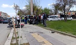 Afyon’da Otomobil Motosikletle Çarpıştı: Kazada Yaralı Var