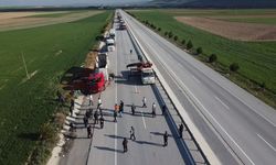 Afyon’da mandalina yüklü tır devrildi: Tonlarca mandalina ziyan oldu!