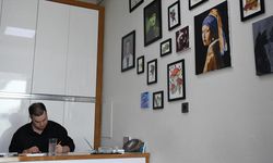 Eczanesini Sanat Galerisine Çevirdi