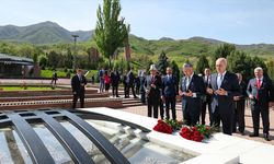 Kurtulmuş, Kırgızistan’da Ata-Beyit Anıtı’nı Ziyaret Etti