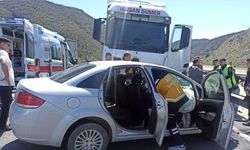 3 otomobil ve tır trafik kazasına karıştı