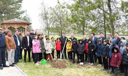 Öğrenciler Alıç Fidanlarını Toprakla Buluşturdu