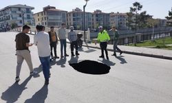 Afyon’da o yol çöktü: 6 metre derinlikte çukur oluştu!