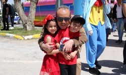 Afyon’da polis ekipleri çocukların bayram coşkusuna ortak oldu