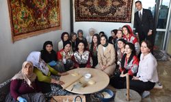 Afyon’da Ninelerden Gençlere El Verme Etkinliği: Yöresel hamur işi yaptılar