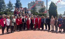 Afyon’da 23 Nisan’a Anlamlı Çelenk: 17 STK Atatürk Anıtı’nda Buluştu