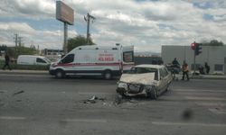 Afyon'da Kontrolünü Kaybeden İki Otomobil Çarpıştı: Çok Sayıda Yaralı Var
