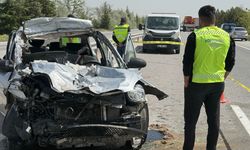 Afyon Emirdağ’da can pazarı: Otomobil tıra çarptı, ölü ve çok sayıda yaralı var!