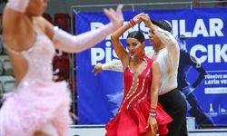 Dansçılar, yeteneklerini İzmir'de sunuyor