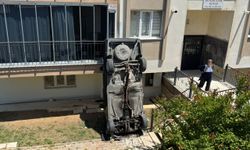 Denizli'de hakimiyeti kaybedilen araç sitenin bahçesine devrildi