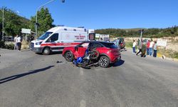 İzmir'de binek araçla çarpışma yaşayan motosiklet kullanıcısı ciddi şekilde yaralandı