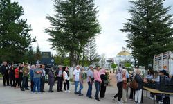 Büyükşehir Belediyesi’nden Anneler Günü’nde Anlamlı Jest: Binlerce Çiçek Ücretsiz Dağıtıldı