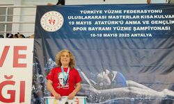 Yüzücü Kezban Yeşer, Eskişehir'e madalya getirdi