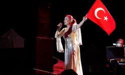 Afyon’da Sanatçı Candan Erçetin’den Unutulmaz Performans: Binlerce vatandaş 19 Mayıs coşkusu yaşadı!