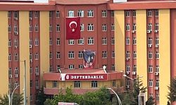 Afyon’da Defterdarlık Binasında Atatürk posteri başaşağı duruyor