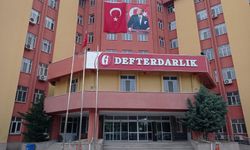 Defterdarlık’tan Atatürk Posteri Açıklaması: “Rüzgardan Koptu, Hızla Yenisi Asıldı”