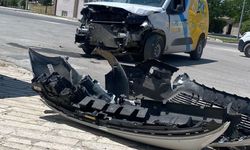 Afyon’da otomobille kamyonet çarpıştı: Otomobil sürücüsü yaralı!
