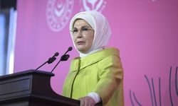 Emine Erdoğan, "Ulusun Annesi" koleksiyonunun hatıra kitabını imzaladı