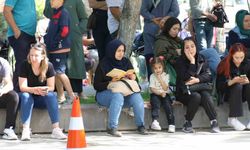 Eskişehir’de Veliler YKS Sınavında Çocuklarını Kamp Sandalyelerinde Dua Ederek Bekledi