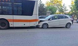 Otomobil şehir içi toplu taşıma aracına arkadan vurdu: 1 kişi zarar gördü