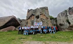 Afyon’da Yükümlülerden Örnek Davranış: Doğayı temizleyerek bölgeyi gezme fırsatı buldular!