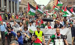 İsveç'in başkenti Stockholm'de yüzlerce kişi, hükümeti, İsrail'in Gazze'yi işgaline sessiz kaldığı gerekçesiyle protesto