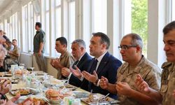 Bilecik Valisi Faik Oktay Sözer, Jandarma Eğitim Komutanı’nı Ziyaret Etti ve Mehmetçiklerle Sofrada Buluştu