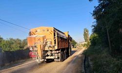 Bilecik’te Aşırı Sıcaklar Asfaltı Eritti, Yola Kumlama Yapıldı