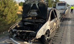 Afyon Sandıklı’da Seyir Halindeki Otomobil Alev Aldı